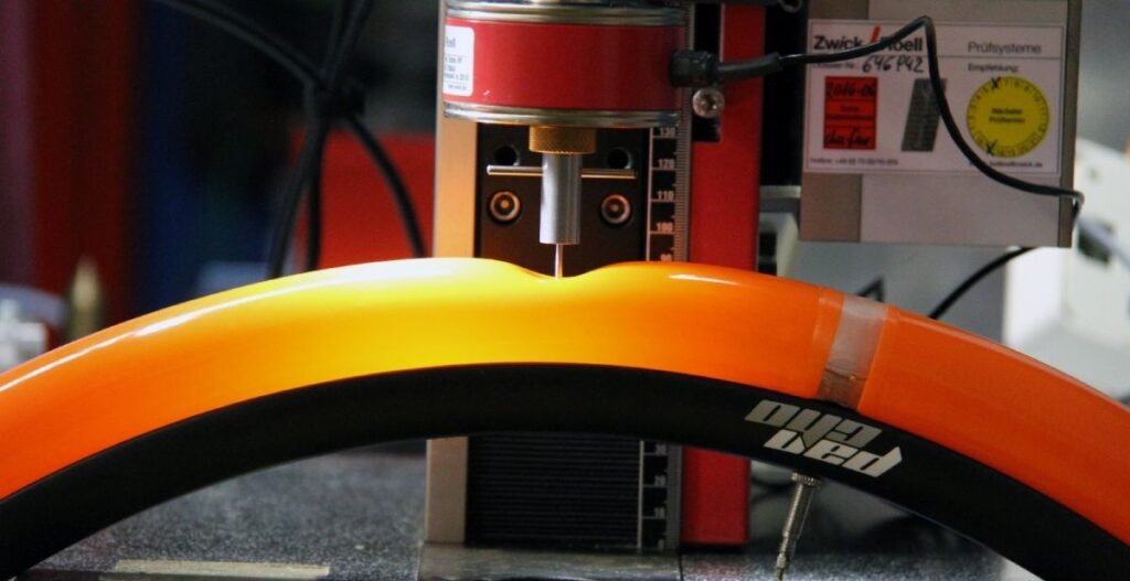 Test de résistance d'une chambre à air Tubolito orange sur banc d'essai