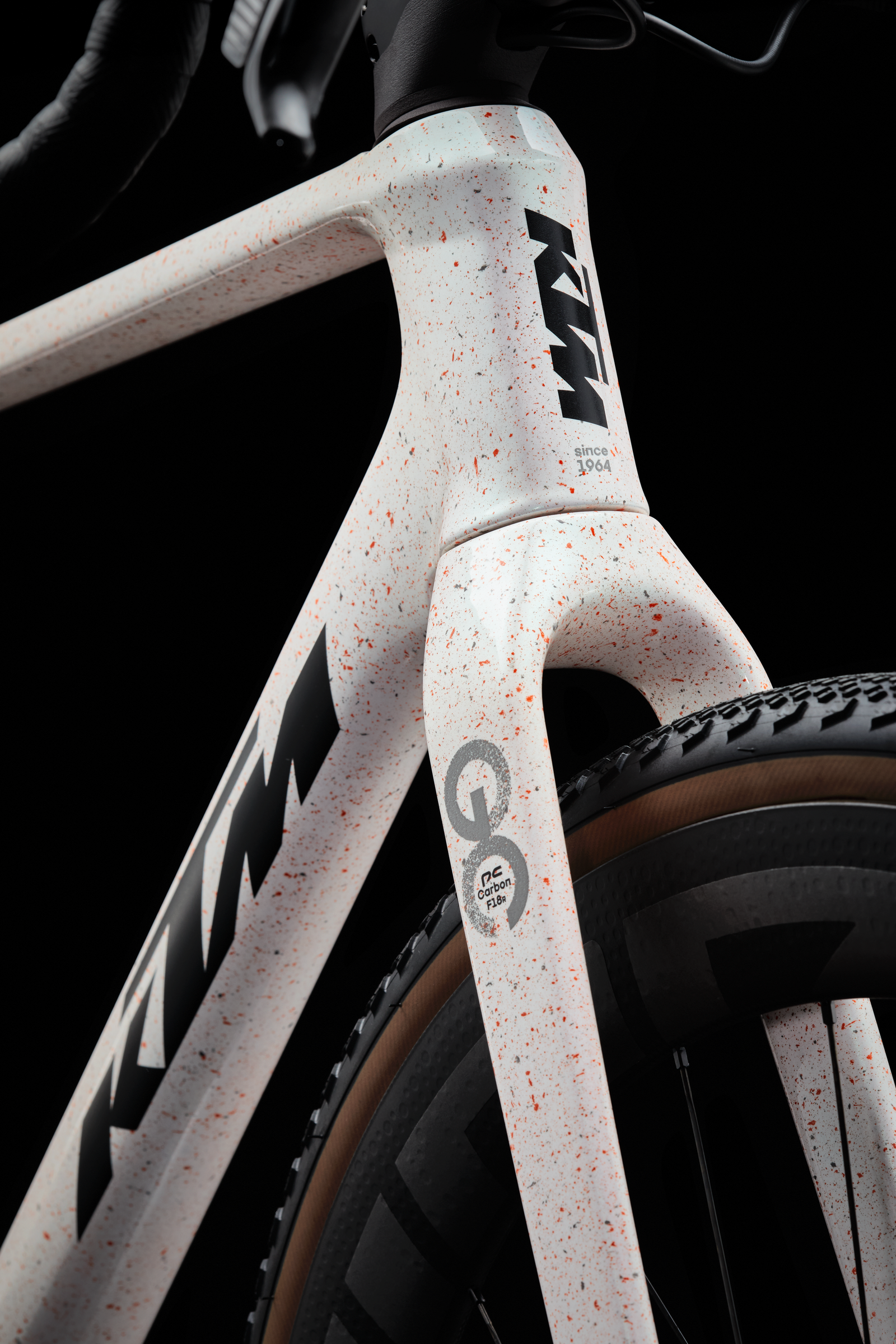 Détail de la fourche avant en carbone du KTM Gravelator Exonic, vélo gravel haute performance 2025.