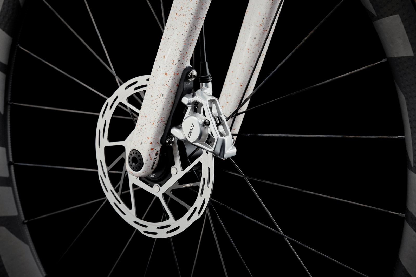 Système de freinage SRAM haute précision sur le KTM Gravelator Exonic, sécurité et performance.
