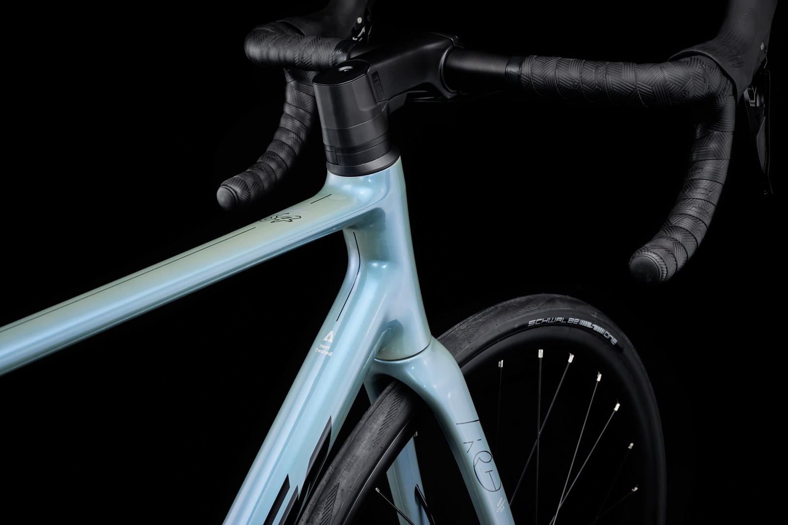 Détail du cadre avant du vélo de route KTM Revelator 10 taille M (55) – couleur bleu-gris candy, noir et argent, avec poste de pilotage et fourche