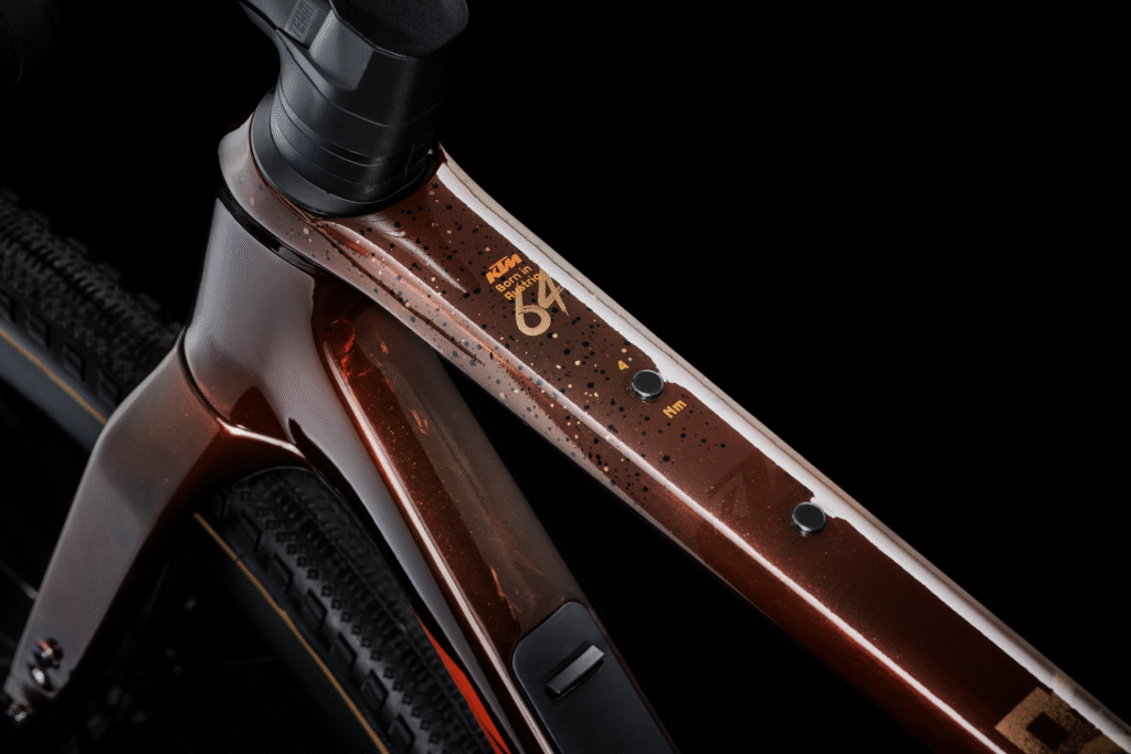 Vélo gravel KTM modèle GRAVELATOR en finition oranged carbon