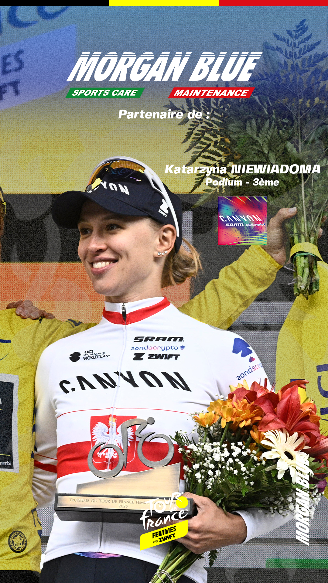 Katarzyna Niewiadoma célèbre sa 3ème place sur le podium du Tour de France Femmes 2025 avec l’équipe Canyon//SRAM, soutenue par Morgan Blue.