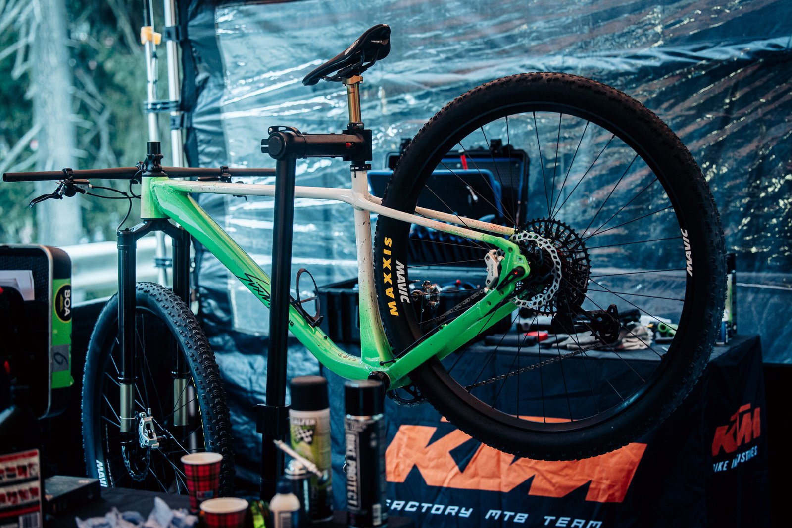 Vélo KTM Sixty Four équipé de roues 32 pouces préparé sous la tente technique avant une épreuve de Coupe du Monde de cross-country.