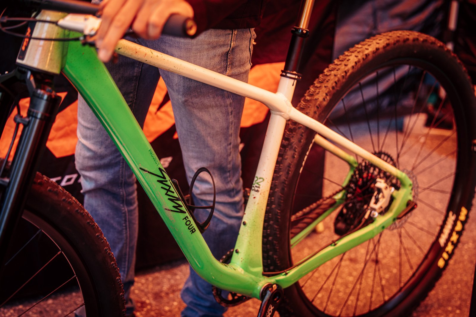 Gros plan sur le cadre vert du KTM Sixty Four 32 pouces, avec signature des athlètes engagés en Coupe du Monde XC.
