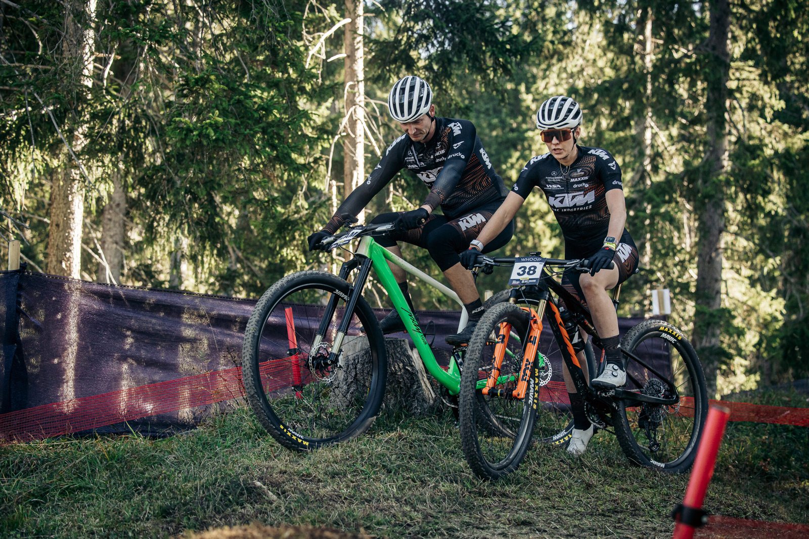 Deux pilotes professionnels engagés en Coupe du Monde XC au guidon du KTM Sixty Four 32 pouces.
