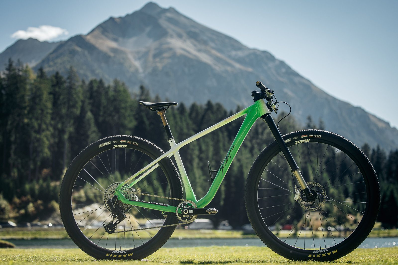 VTT KTM Sixty Four avec roues 32 pouces mis en avant devant un paysage alpin, référence en cross-country mondial.