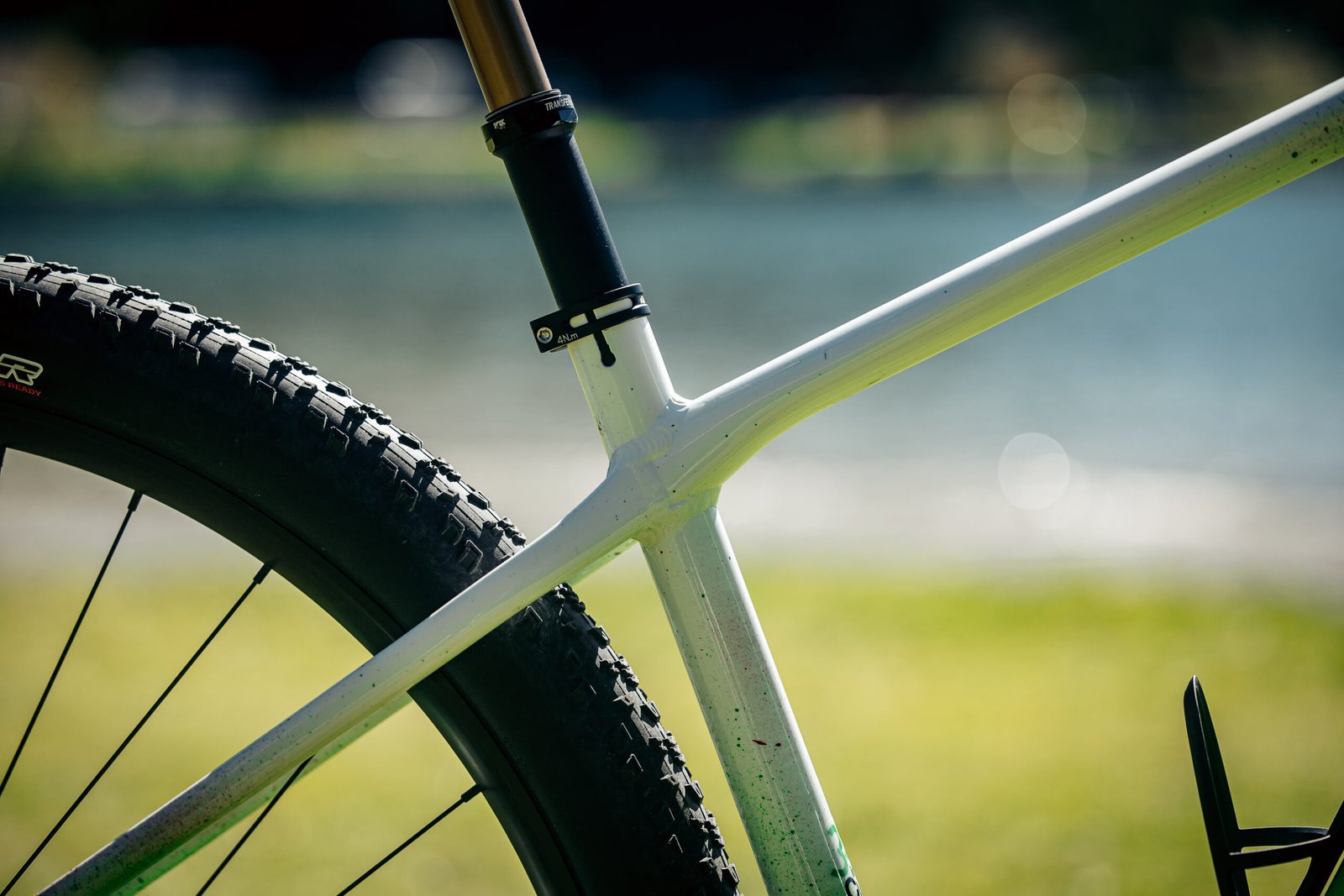 Détail du triangle arrière et de la roue 32 pouces du KTM Sixty Four, optimisé pour les parcours exigeants de Coupe du Monde XC.