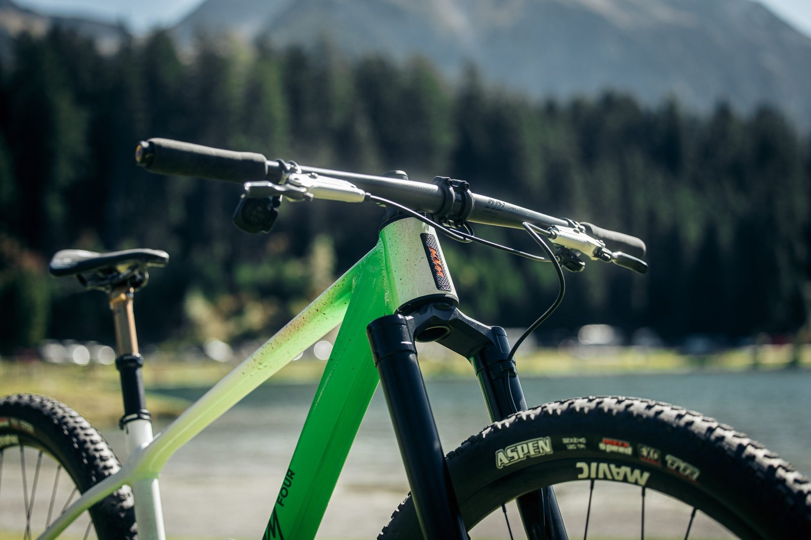 Vue frontale du KTM Sixty Four équipé de roues 32 pouces, conçu pour dominer les circuits de Coupe du Monde XC.