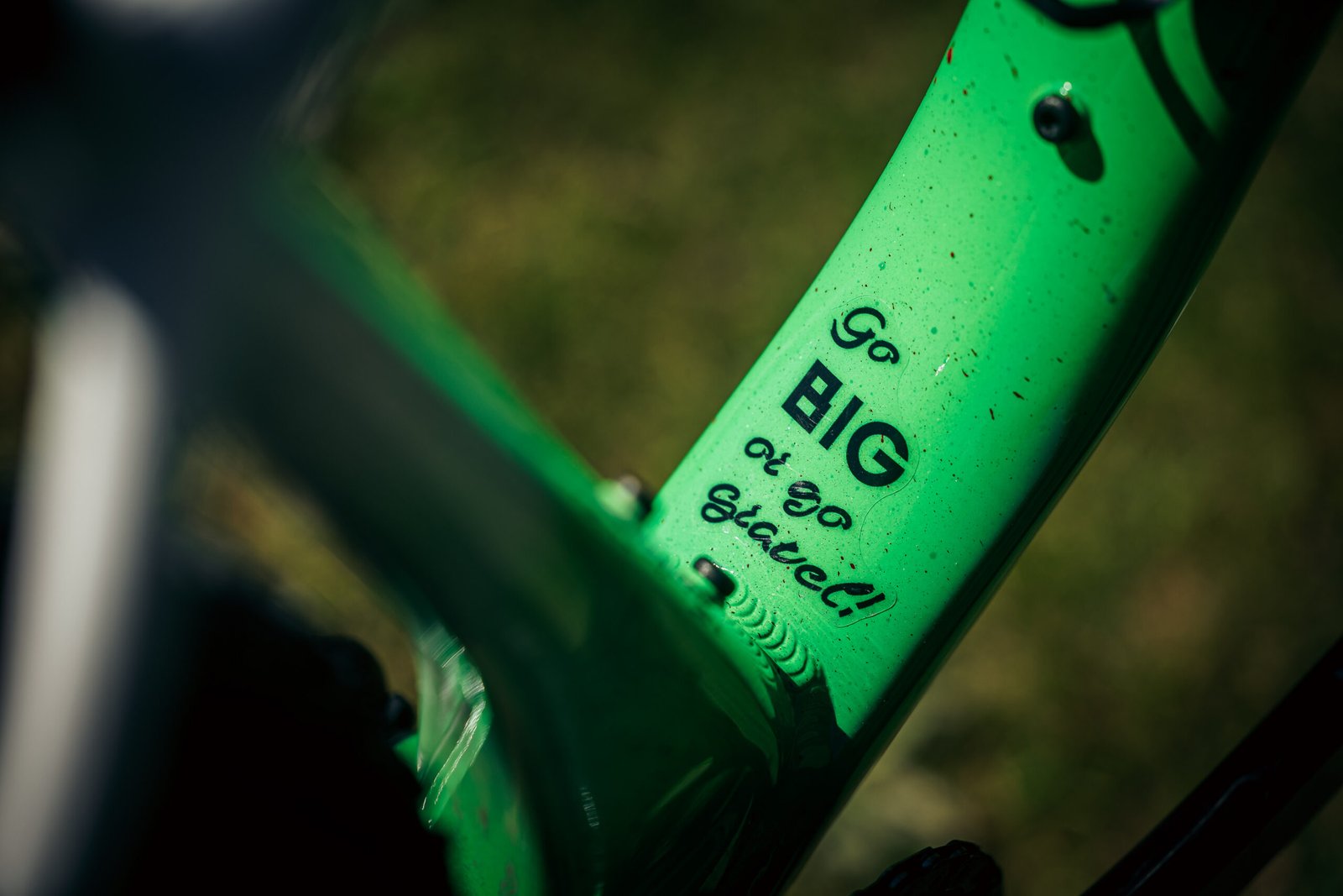 Inscription motivante "Go Big or Go Home" sur le cadre du KTM Sixty Four 32 pouces, symbole de la mentalité des pilotes.