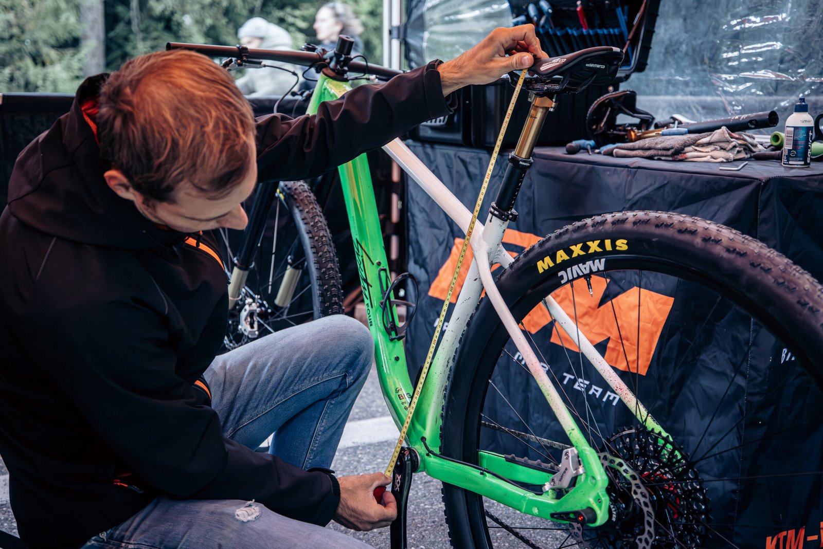 Technicien réglant un vélo KTM Sixty Four 32 pouces avant une épreuve de Coupe du Monde XC.