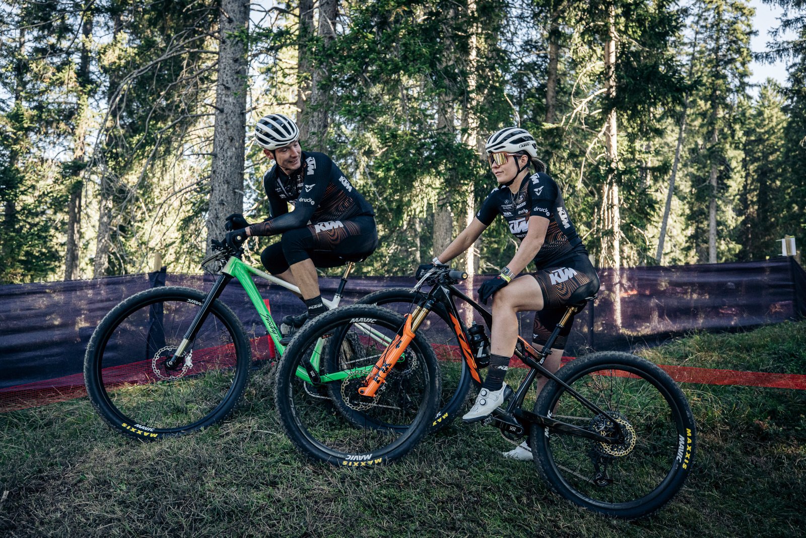 Deux athlètes KTM roulant ensemble sur le Sixty Four 32 pouces durant une manche internationale de cross-country.