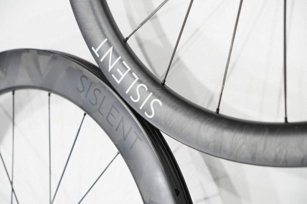Roue carbone SISLENT montée sur un vélo de route, symbole de performance et de légèreté artisanale